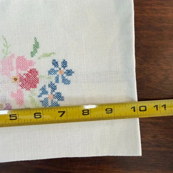 Adorable Dainty Vintage Hand Embroidered Hand Towel Set - Picture 9 of 9